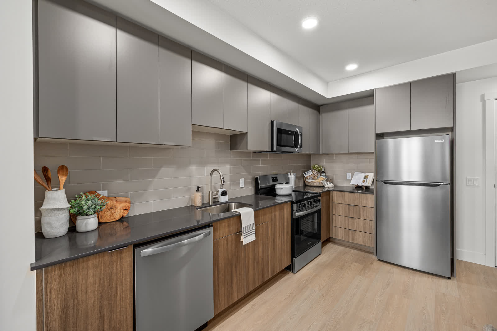 Troika Lawson — full kitchen L-shape, 1110 Lawson Kelowna